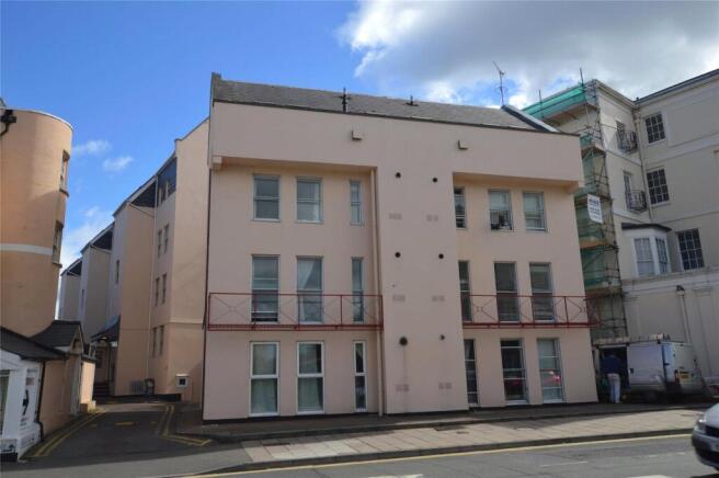 1 bed property, in High Street, £80,000