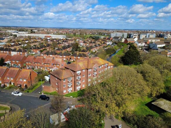 2 bed property, in Winchelsea Road, £210,000