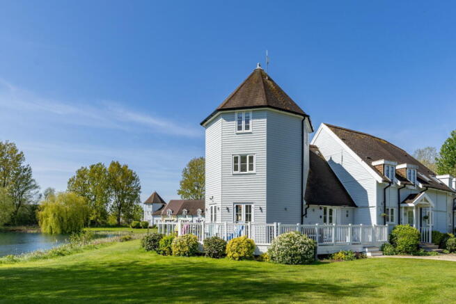 3 bed property, in Isis lake 83, £430,000