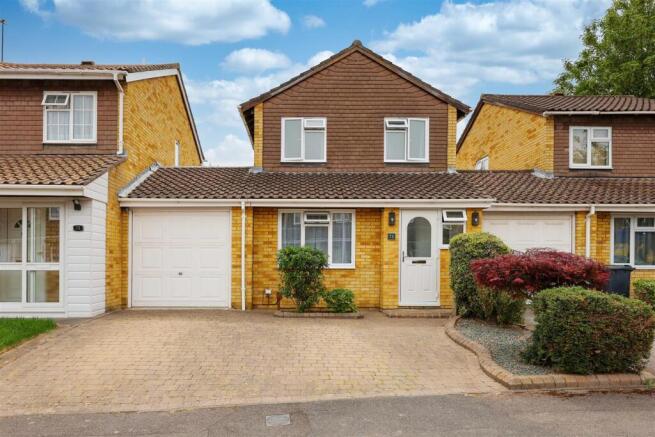 3 bed property, in Ratcliffe Close, £670,000
