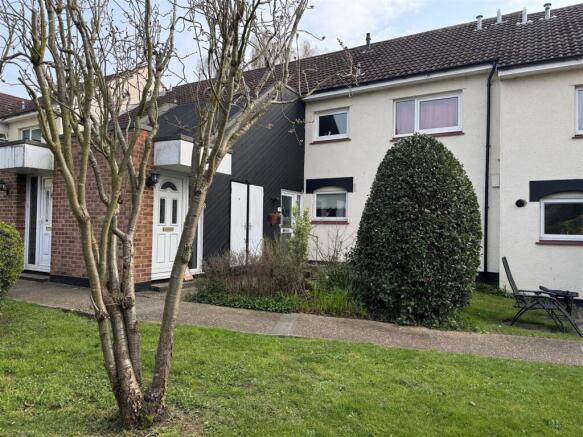 2 bed property, in Uplands Park Road, £260,000