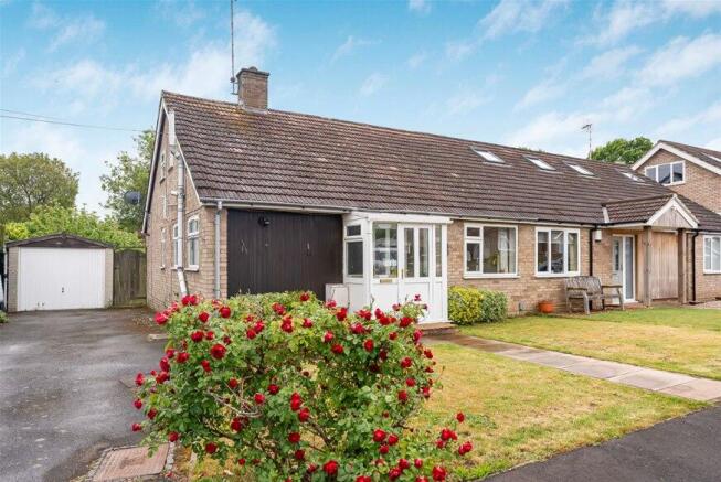 3 bed property, in Hawthorn Close, £665,000