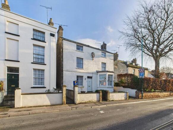 2 bed property, in London Road, £285,000