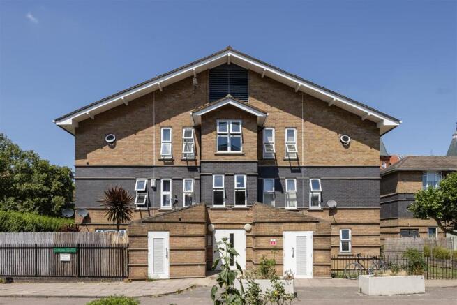 1 bed property, in Leabank Square, £315,000