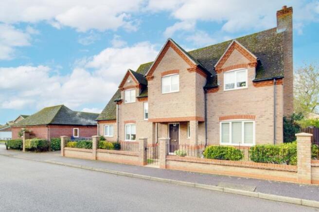 4 bed property, in Laxton Grange, £650,000