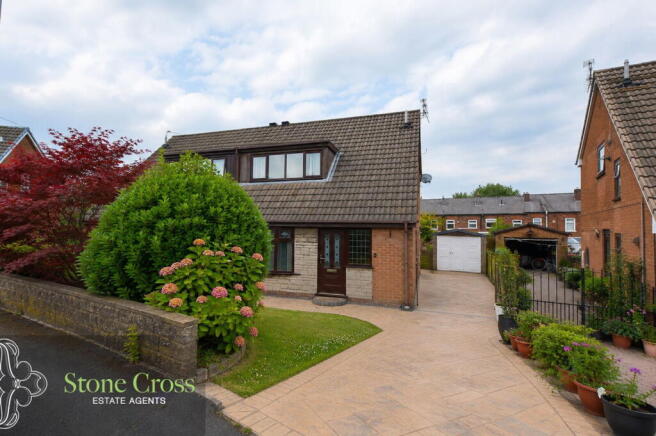 3 bed property, in Taunton Avenue, £230,000