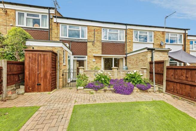 2 bed property, in Ancress Close, £260,000