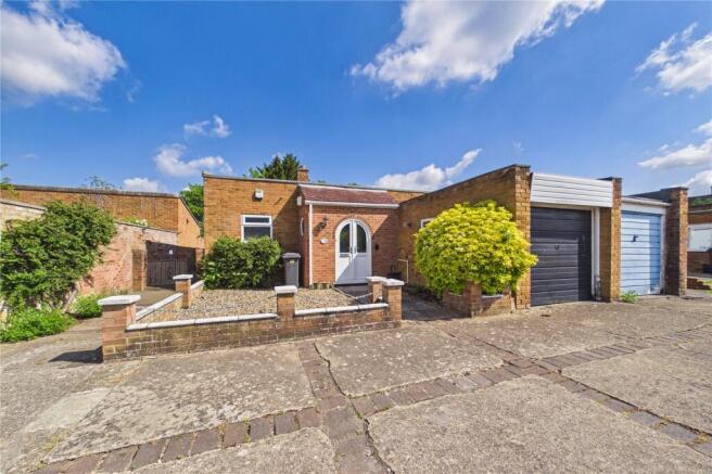2 bed property, in Windrush Way, £335,000