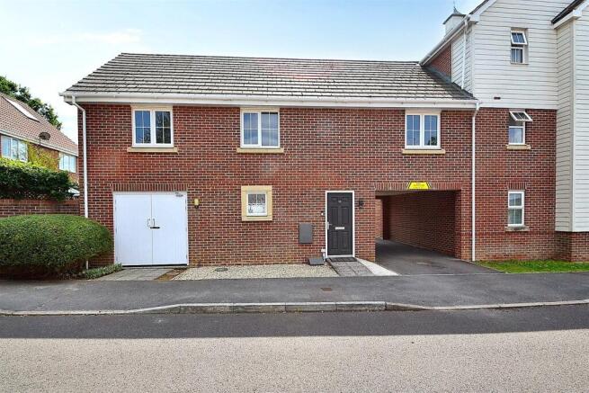 2 bed property, in Four Marks, £300,000