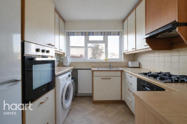 4 bed property, in Frogmore Avenue, £625,000