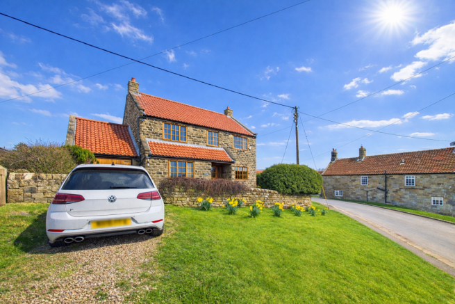 3 bed property, in Stoneleigh, £475,000