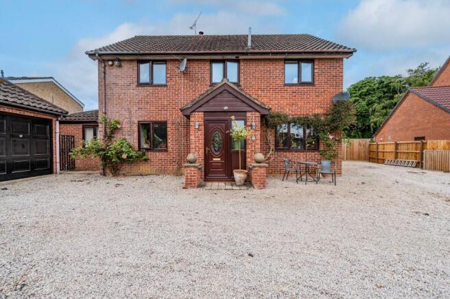 4 bed property, in Hill House Lane, £425,000