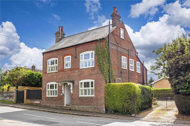 4 bed property, in Studham Lane, £925,000