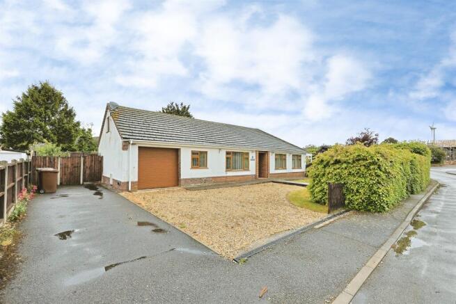 2 bed property, in Northfield Road, £270,000