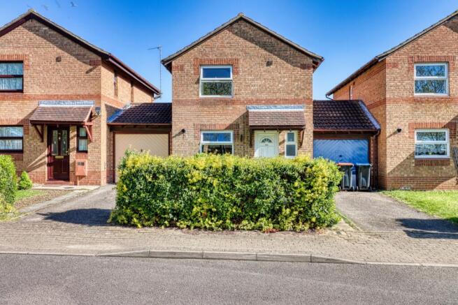 3 bed property, in Oldbrook Boulevard, £360,000