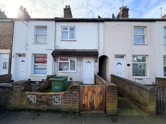 2 bed property, in Lincoln Road, £150,000