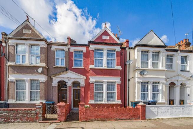 3 bed property, in Oaklands Road, £900,000