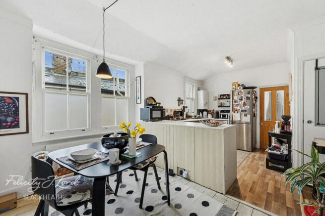 2 bed property, in Bramshot Avenue, £325,000