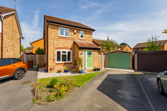 3 bed property, in Parksinson Close, £265,000