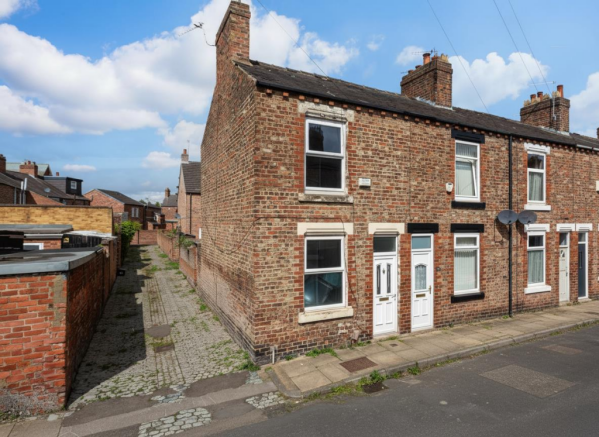 2 bed property, in Pembroke Street, £200,000