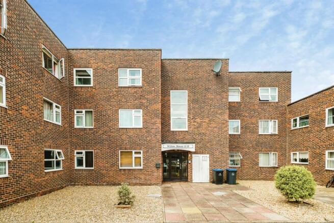1 bed property, in The Strand, £190,000