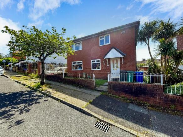3 bed property, in Fourth Avenue, £215,000