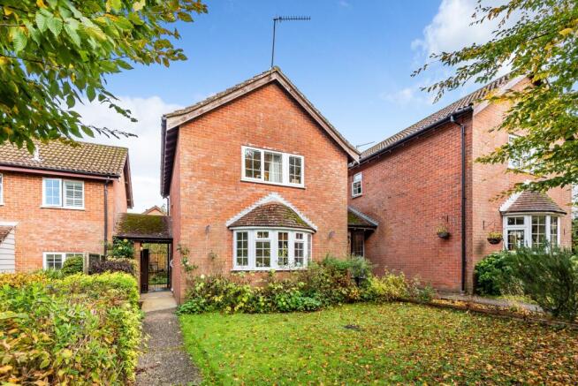 3 bed property, in Liphook, £425,000