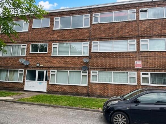 2 bed property, in Douglas Court, £100,000