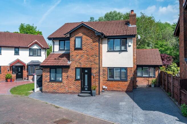 4 bed property, in Firecrest Close, £450,000