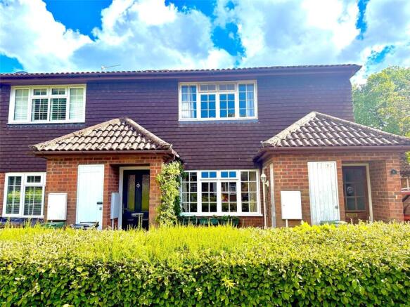 1 bed property, in Poplar Close, £200,000