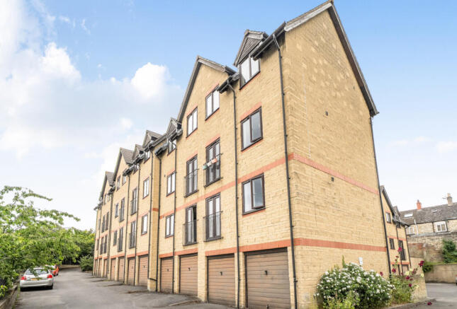 1 bed property, in Wesley Court, £120,000