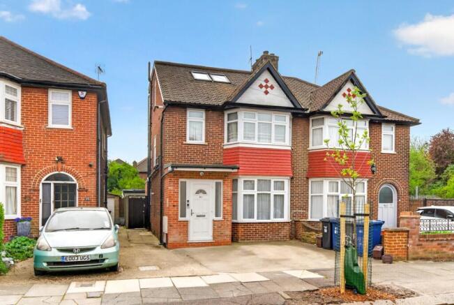 5 bed property, in Chiltern Gardens, £1,000,000
