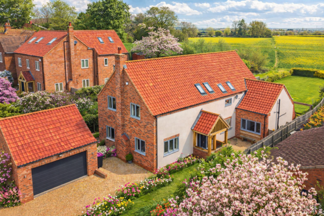 4 bed property, in High Street, £700,000
