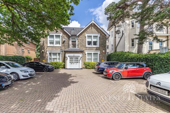 2 bed property, in Christchurch Road, £190,000