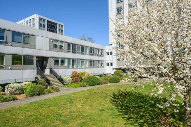 2 bed property, in Wellington Close, £330,000