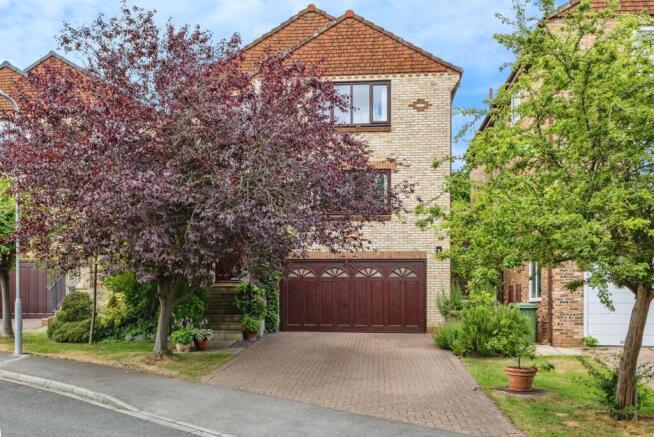 5 bed property, in Greens Valley Drive, £460,000