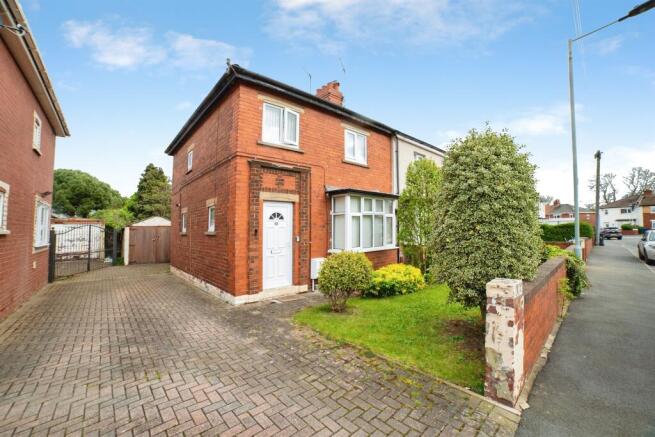 2 bed property, in Dixon Crescent, £125,000