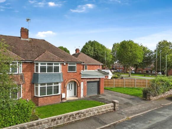 3 bed property, in Beechfield Grove, £260,000