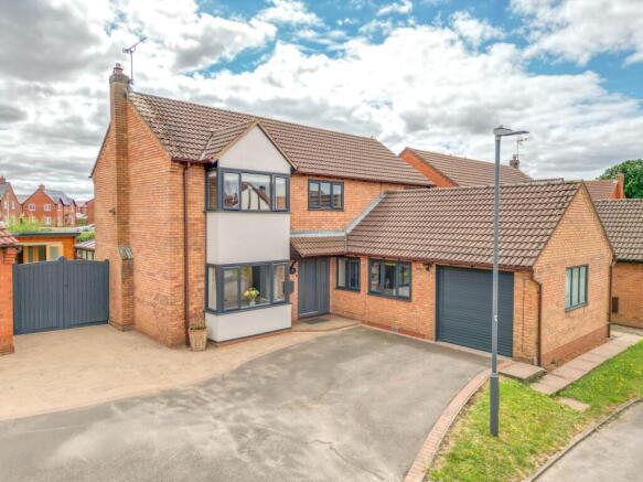4 bed property, in Chichester Close, £525,000