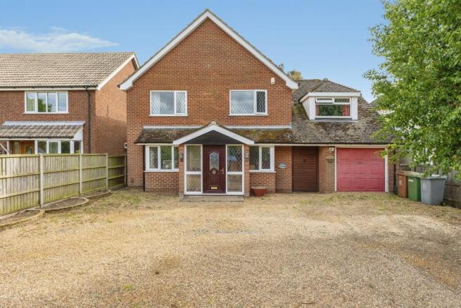 5 bed property, in Fifers Lane, £425,000
