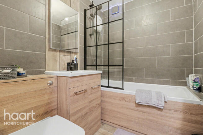 1 bed property, in 29 Naunton Way, £200,000