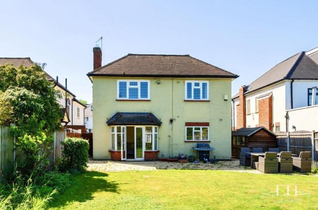4 bed property, in Links Avenue, £950,000