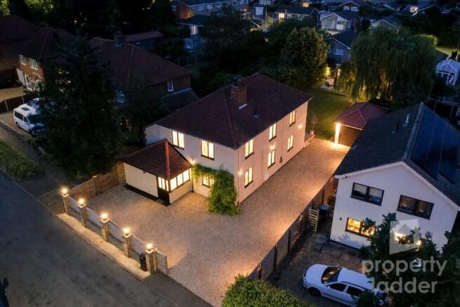 4 bed property, in Oak Lane, £575,000