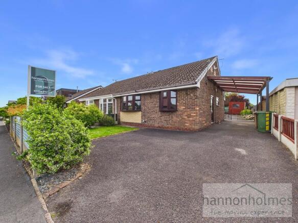 3 bed property, in Kempton Avenue, £220,000