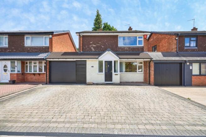 4 bed property, in Ravensdale Gardens, £425,000