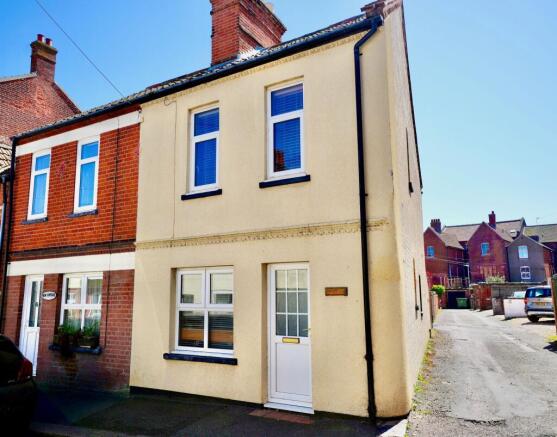 2 bed property, in Corner Street, £220,000