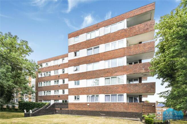 3 bed property, in Ballards Lane, £500,000