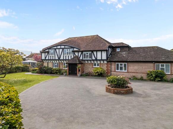 5 bed property, in The Fairway, £1,500,000