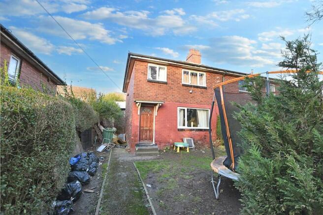 3 bed property, in Potternewton Lane, £145,000