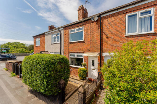 2 bed property, in Manchester Road, £160,000